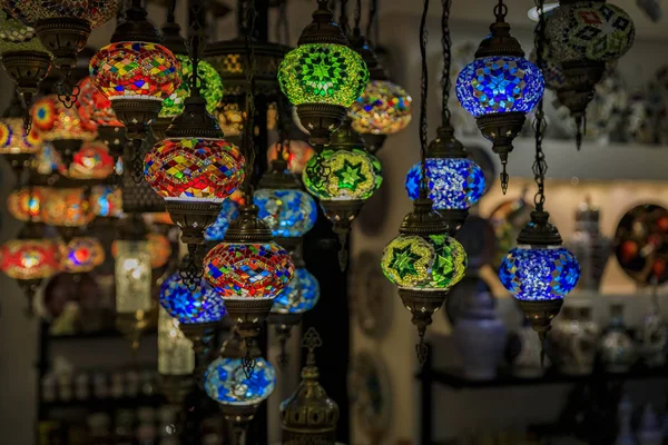 Tradiční barevné ozdobné turecké orientální lampy na prodej v obchodě se suvenýry ve starém městě Kotor v Černé hoře — Stock fotografie