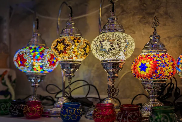 Lámparas orientales turcas decorativas coloridas tradicionales para la venta en una tienda de recuerdos en el casco antiguo de Kotor en Montenegro — Foto de Stock