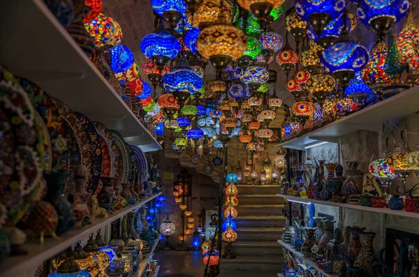 몬테네그로의 코토르 구시가지의 기념품 가게에서 판매하는 전통 다채로운 터키 동양 램프와 도자기 — 스톡 사진