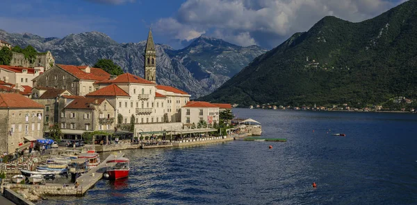 Malowniczy widok na pocztówkę doskonałe historyczne miasto Perast w Zatoce Kotor w słoneczny dzień w lecie, Czarnogóra — Zdjęcie stockowe