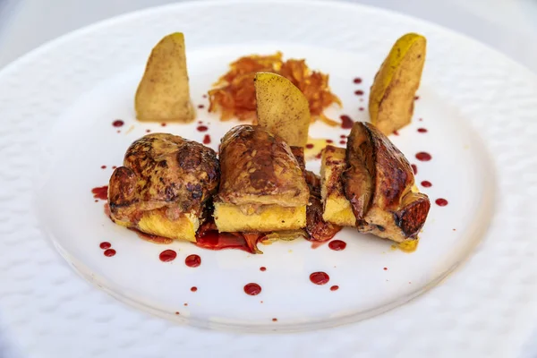 在黑山的一家餐厅里，用梨、焦糖洋葱和水果果酱在布洛赫上烤鹅肝酱开胃菜 — 图库照片