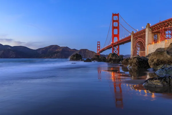 Vista del puente Golden Gate desde la escondida y apartada playa rocosa de Marshall al atardecer en San Francisco, California — Foto de Stock