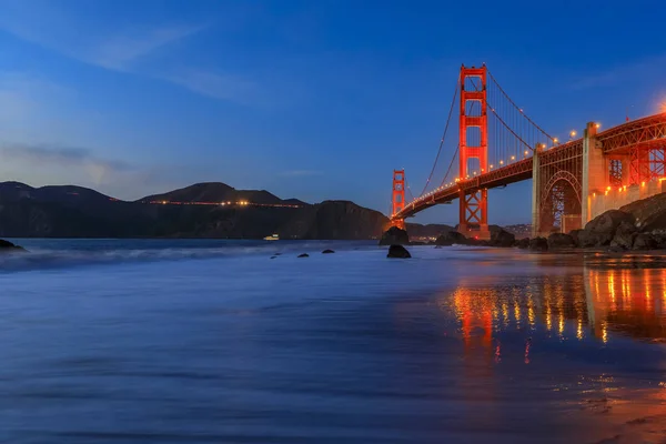 Vista del puente Golden Gate desde la escondida y apartada playa rocosa de Marshall al atardecer en San Francisco, California — Foto de Stock