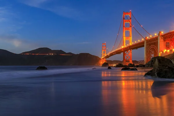Golden Gate Bridge vista dalla nascosta e appartata spiaggia rocciosa di Marshall al tramonto a San Francisco, California — Foto Stock