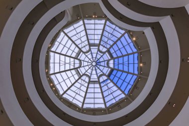 Frank Lloyd Wright ünlü modernist başyapıt, Guggenheim Müzesi cam çatı ile iç dolambaçlı merdiven