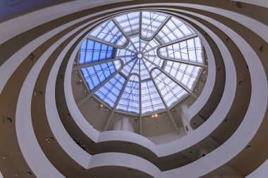 Frank Lloyd Wright ünlü modernist başyapıt, Guggenheim Müzesi cam çatı ile iç dolambaçlı merdiven