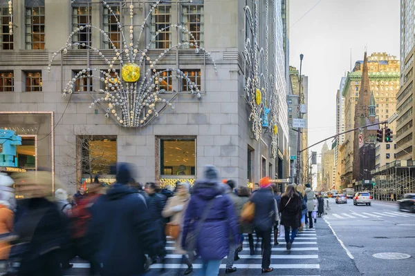 Des taxis jaunes brouillés passent devant des gens et des policiers de la circulation à un croisement très achalandé sur la 5e Avenue à Manhattan, New York, États-Unis — Photo