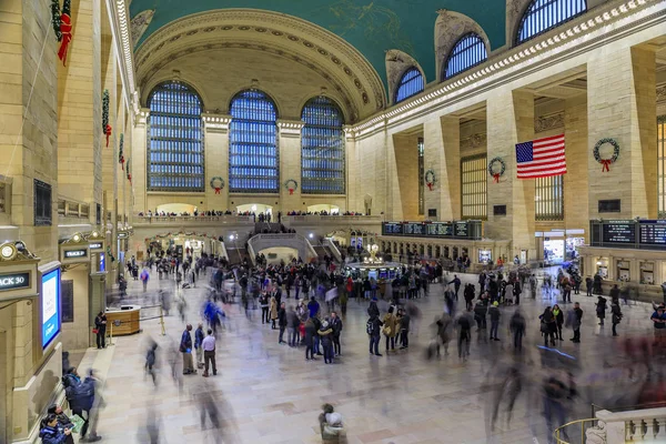 Décorations de Noël ruban rouge et couronne dans le Grand Central Terminal et personnes floues à Manhattan New York, USA — Photo