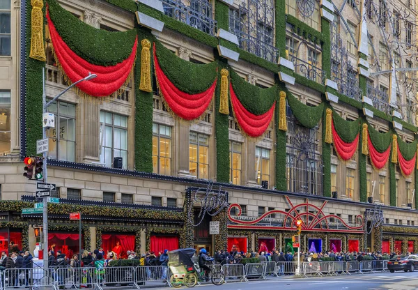 Décorations de Noël rubans rouges, couronnes et lumières sur le magasin phare Saks Fifth Avenue à Manhattan New York, États-Unis — Photo