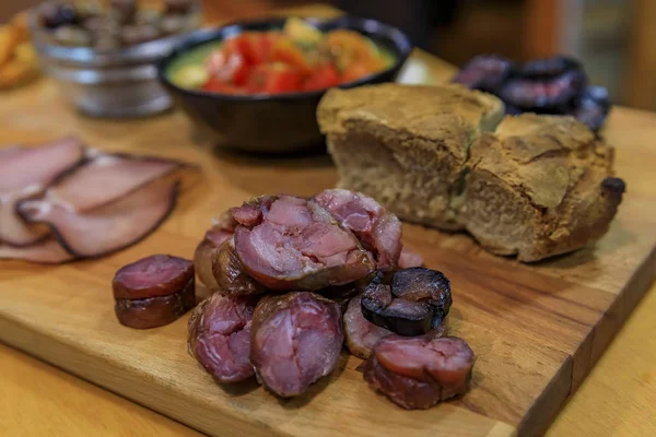 在波尔图，波尔图的一家餐厅，有血和猪肉香肠、火腿、面包、橄榄的传统葡萄牙食品板 — 图库照片