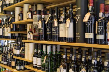 Porto Portekiz'de sergilenen geleneksel liman şarabı şişeleri