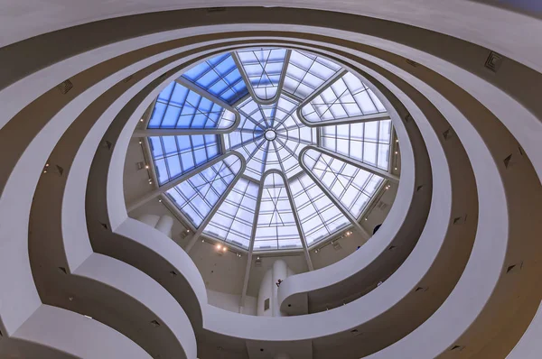 Interior winding staircase with glass rooftop of Frank Lloyd Wright famous modernist masterpiece, the Guggenheim Museum — Stock Photo, Image