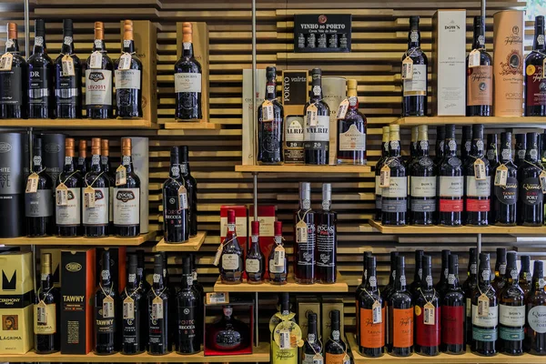 Láhve tradičního portského vína na displeji Porto Portugal — Stock fotografie
