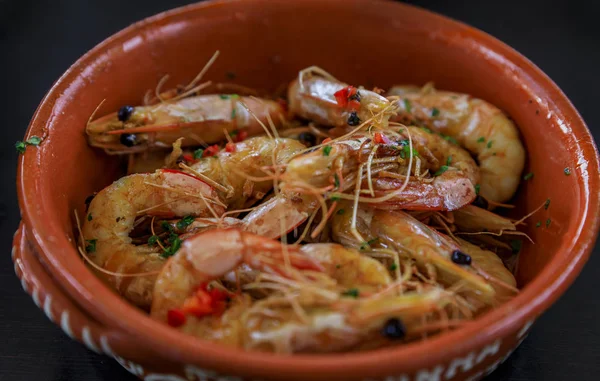 Crevettes grillées, style portugais avec piments concassés, ail et persil dans un restaurant en plein air à Porto — Photo
