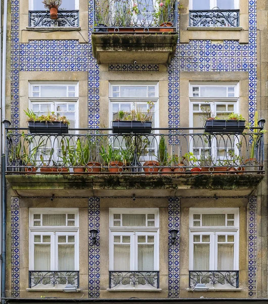 Facades of traditional houses decorated with ornate Portuguese azulejo tiles in Porto, Portugal — Stock Photo, Image