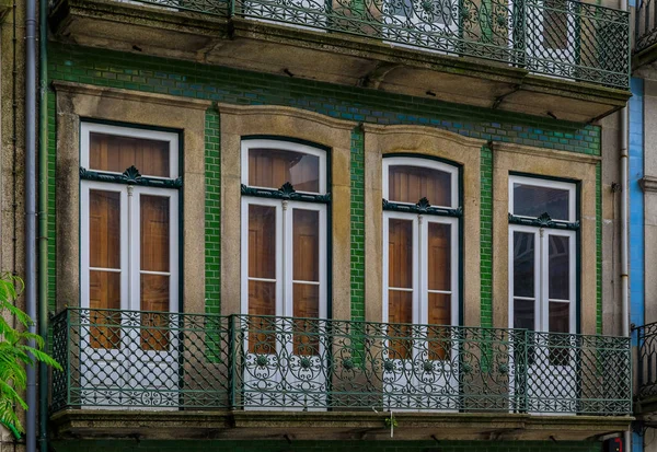 Facades of traditional houses decorated with ornate Portuguese azulejo tiles in Porto, Portugal — Stock Photo, Image