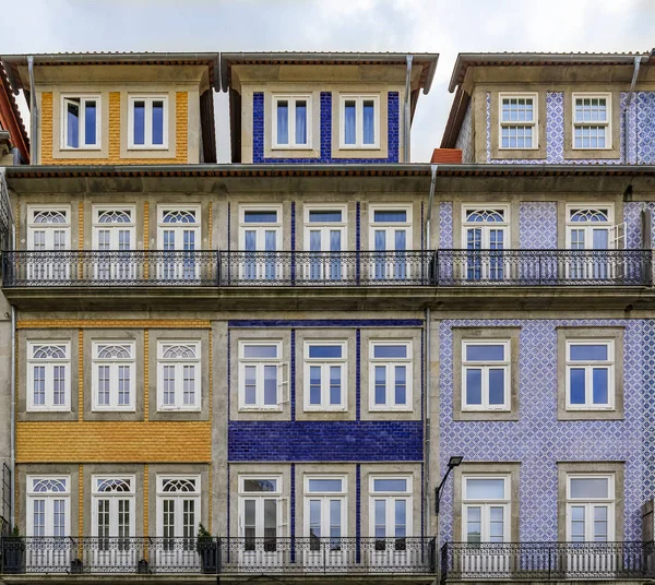 Facades of traditional houses decorated with ornate Portuguese azulejo tiles in Porto, Portugal — Stock Photo, Image