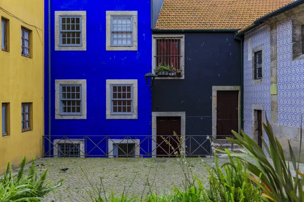 Facades of traditional houses decorated with ornate Portuguese azulejo tiles in Porto, Portugal — Stock Photo, Image