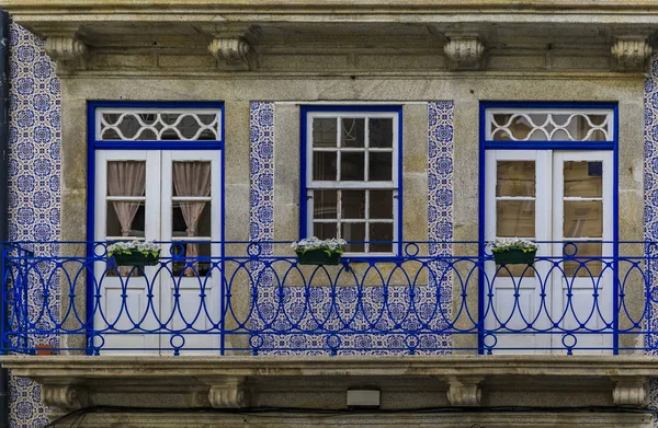 Facades of traditional houses decorated with ornate Portuguese azulejo tiles in Porto, Portugal — Stock Photo, Image