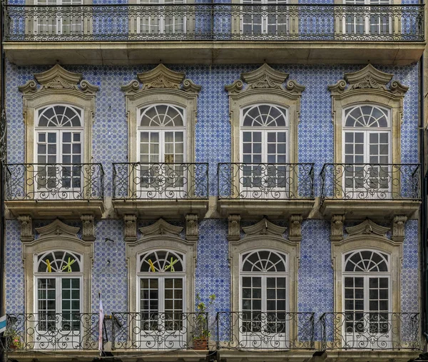 Facades of traditional houses decorated with ornate Portuguese azulejo tiles in Porto, Portugal — Stock Photo, Image