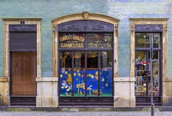Portekiz, Porto 'da süslü Portekiz azulejo fayanslarıyla süslenmiş geleneksel evlerin cepheleri. — Stok fotoğraf