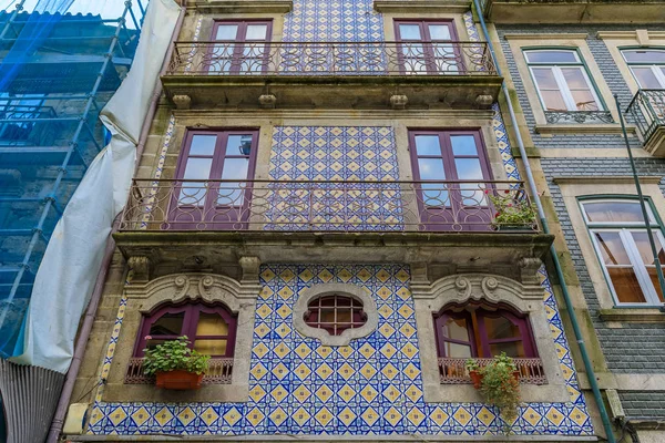 Fachadas de casas tradicionales decoradas con azulejos azulejo portugueses ornamentados en Oporto, Portugal —  Fotos de Stock
