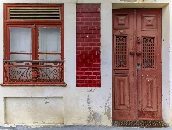 Facades of traditional houses decorated with ornate Portuguese azulejo tiles in Porto, Portugal — Stock Photo, Image