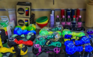 San Francisco ünlü Haight Ashbury bir mağazada ot veya esrar olarak bilinen sigara esrar için ekranda Cam bongs