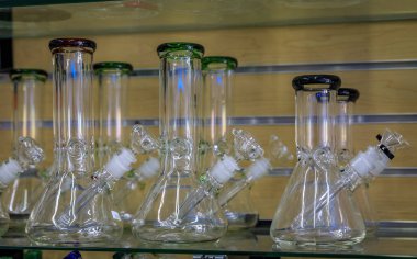 San Francisco ünlü Haight Ashbury bir mağazada ot veya esrar olarak bilinen sigara esrar için ekranda Cam bongs