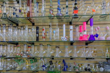 San Francisco ünlü Haight Ashbury bir mağazada ot veya esrar olarak bilinen sigara esrar için ekranda Cam bongs