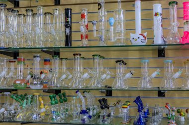 San Francisco ünlü Haight Ashbury bir mağazada ot veya esrar olarak bilinen sigara esrar için ekranda Cam bongs
