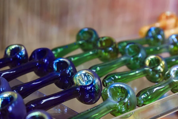 Pipas de vidrio en exhibición para fumar marihuana conocida como hierba o marihuana en una tienda en San Francisco Haight Ashbury famoso —  Fotos de Stock