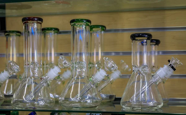 Bongs de vidro em exposição para fumar maconha conhecida como erva daninha ou maconha em uma loja em San Francisco famoso Haight Ashbury — Fotografia de Stock