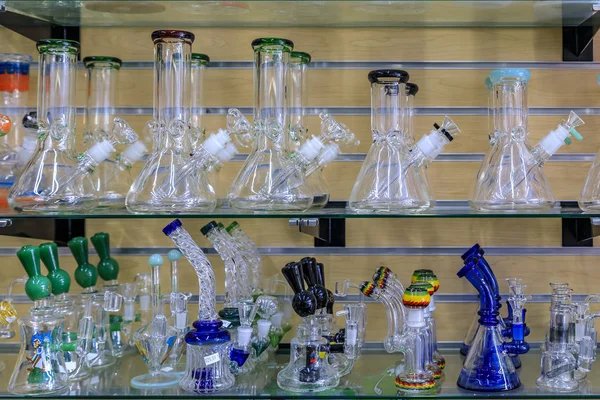 Üveg bongs a kijelzőn a dohányzás marihuána ismert gyomnövény vagy pot egy boltban a San Francisco híres Haight Ashbury — Stock Fotó