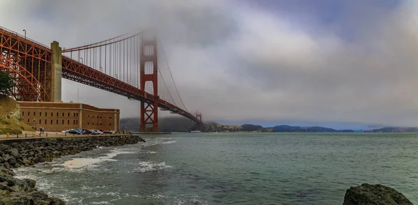 Ponte Golden Gate com nevoeiro baixo rolando em San Francisco, Califórnia — Fotografia de Stock