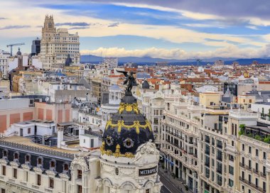 Madrid 'in en güzel binalarından biri olan Metropolis' in hava manzarası. İspanya ve Gran Via, ana alışveriş caddesi.