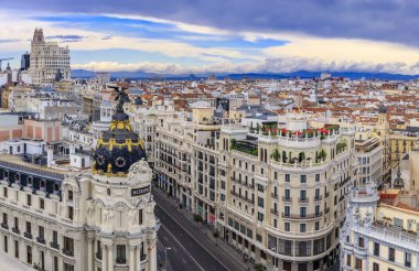 Madrid 'in en güzel binalarından biri olan Metropolis' in hava manzarası. İspanya ve Gran Via, ana alışveriş caddesi.