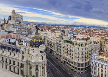 Madrid 'in en güzel binalarından biri olan Metropolis' in hava manzarası. İspanya ve Gran Via, ana alışveriş caddesi.