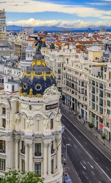 Madrid 'in en güzel binalarından biri olan Metropolis' in hava manzarası. İspanya ve Gran Via, ana alışveriş caddesi.