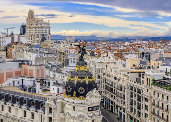 Madrid 'in en güzel binalarından biri olan Metropolis' in hava manzarası. İspanya ve Gran Via, ana alışveriş caddesi.