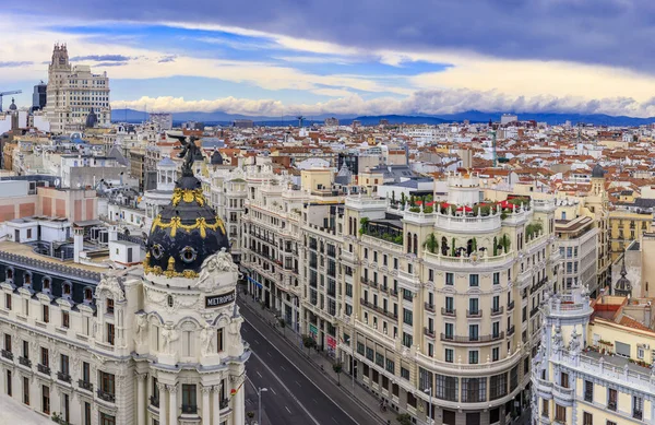 Madrid 'in en güzel binalarından biri olan Metropolis' in hava manzarası. İspanya ve Gran Via, ana alışveriş caddesi.