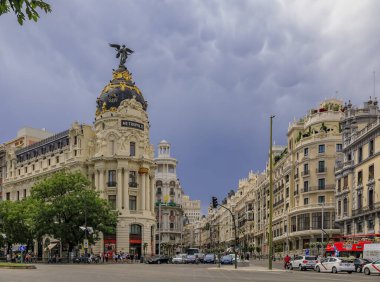 Madrid 'in en güzel binalarından biri olan Metropolis' in manzarası. İspanya ve Gran Via, ana alışveriş caddesi.