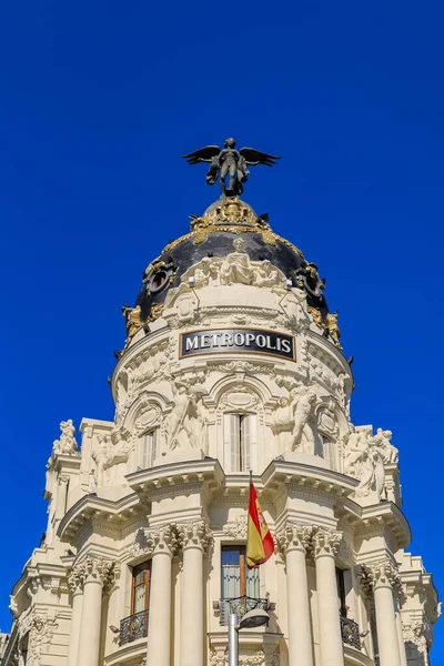 Close up da cúpula de Metrópolis, um dos edifícios mais bonitos de Madrid Espanha na Gran Via rua comercial principal — Fotografia de Stock