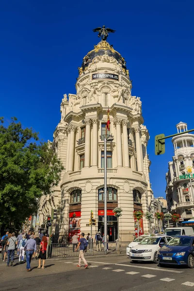 View of Metropolis, one of the most beautiful buildings in Madrid Spain and Gran Via, main shopping street — Stock Photo, Image