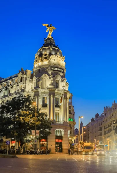 Sunset view of Metropolis, one of the most beautiful buildings in Madrid Spain and Gran Via, main shopping street — Stock Photo, Image