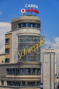 Madrid, İspanya 'da Gran Via caddesinde Schweppes reklamı olan Yapılandırıcı Carrion veya Capitol binasının hava görüntüsü