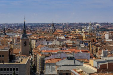Madrid şehir manzarası, Madrid, İspanya 'daki şehir merkezindeki Almudena Katedrali çatıları.