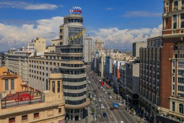 Madrid, İspanya 'da Gran Via caddesinde Schweppes reklamı olan Yapılandırıcı Carrion veya Capitol binasının hava görüntüsü