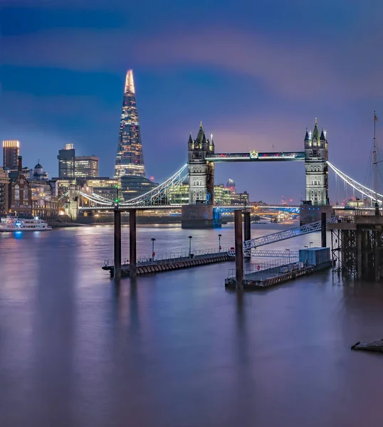 Riverbank London leží v noci s Tower Bridge a střípek — Stock fotografie