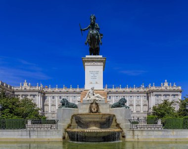 İspanya 'daki Madrid Kraliyet Sarayı' nın yanındaki Plaza de Oriente 'nin merkezinde Kral IV. Philip' in büyük atlı heykeli.